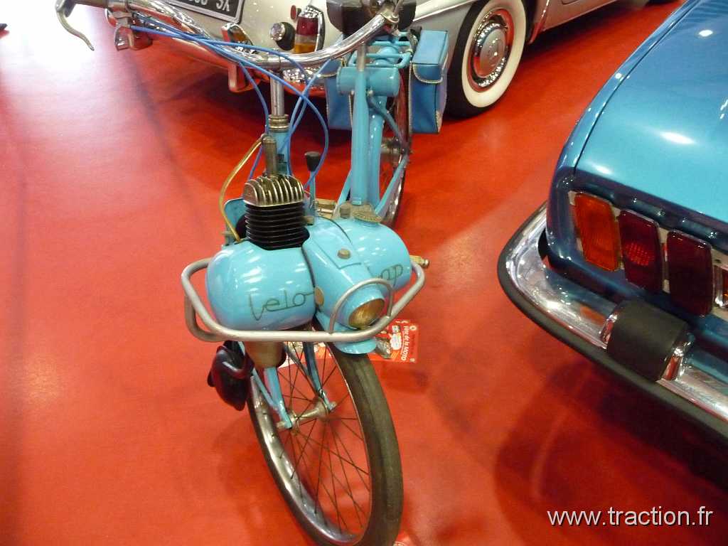 2012_Montbeliard (32).jpg - 03/03/2012 - 25200 MONTBELIARD - VIEUX VOLANTS FRANC-COMTOIS - Bourse d'échange Autos-Motos Anciennes - Cyclomoteur Velovap 50 cm3, moteur à galet, monocylindre 2 temps, refroidissement par air, graissage par mlange 2%...